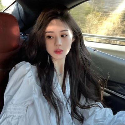 老艺术家孙女豪车代步炫富，被批炫富，前后半年引热议